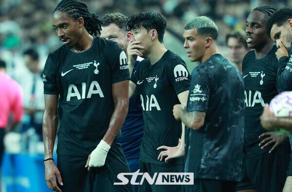 3일 오후 서울 마포구 서울월드컵경기장에 열린 2025 쿠팡플레이시리즈 뉴캐슬 유나이티드와 토트넘 홋스퍼의 경기 후반전에서 교체된 토트넘 손흥민이 동료 제임스 매디슨의 부상을 걱정하고 있다. /사진=뉴시스