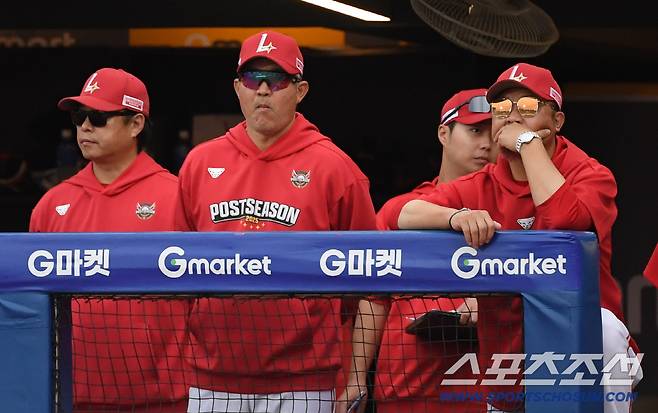 11일 인천SSG랜더스필드에서 열린 SSG와 삼성의 준PO 2차전. SSG 이숭용 감독이 생각에 잠겨 있다. 인천=박재만 기자 pjm@sportschosun.com/2025.10.11/