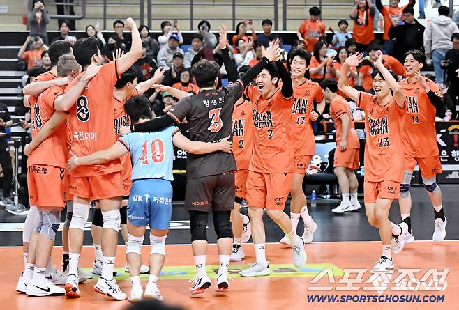 OK저축은행 선수들이 27일 삼성화재전서 승리한 뒤 기뻐하고 있다. 사진제공=KOVO