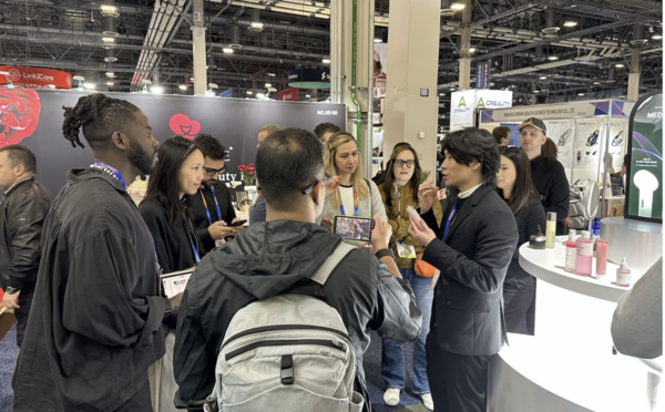 올해 초 열린 'CES 2025'에 참가한 에이피알 부스에 외국인 방문객들이 몰려들고 있다. /에이피알