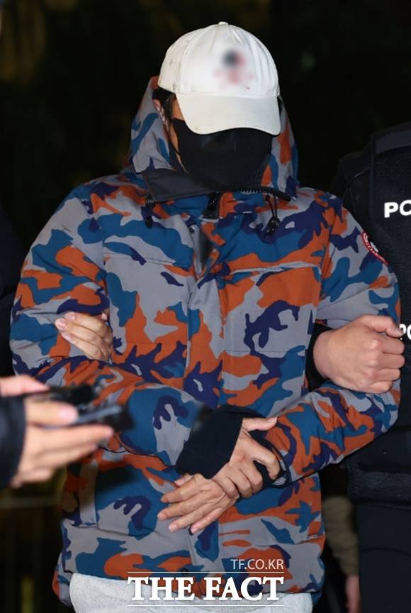 도이치모터스 주가조작 사건의 공범으로 지목된 50대 이모 씨가 지난 20일 충북 충주시의 한 휴게소 인근에서 체포돼 김건희 여사 연루 의혹을 수사하는 민중기 특별검사팀에 압송되고 있다. /뉴시스