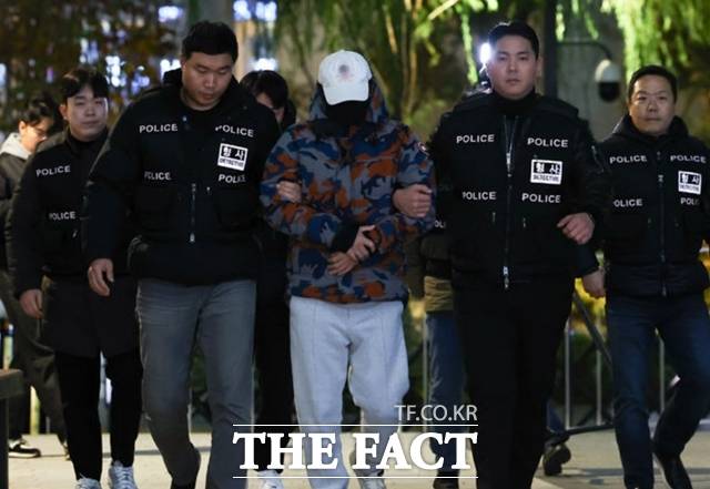 도이치모터스 주가조작 사건의 공범으로 지목된 50대 이모 씨가 지난 20일 충북 충주시의 한 휴게소 인근에서 체포돼 김건희 여사 연루 의혹을 수사하는 민중기 특별검사팀에 압송되고 있다. /뉴시스