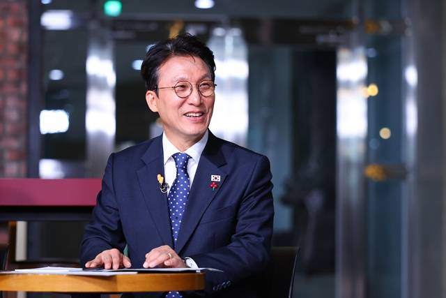 김민석 국무총리는 28일 고졸 미취업 청년이 대학생 학자금(생활비) 대출금리 수준의 저금리 대출을 받을 수 있도록 개선을 지시했다. /총리실