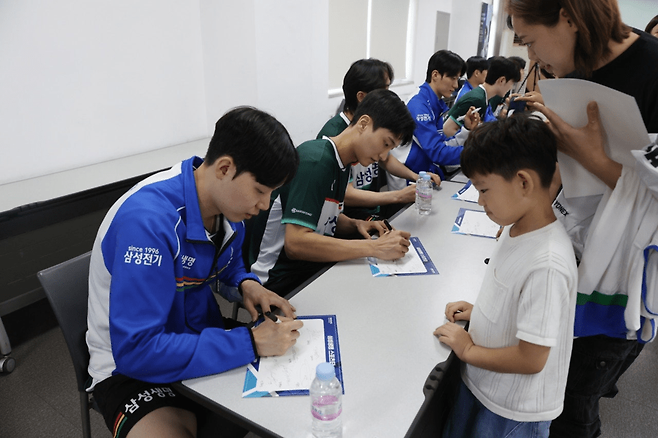 팬들에게 사인을 해주는 서승재와 김원호. 삼성생명 제공