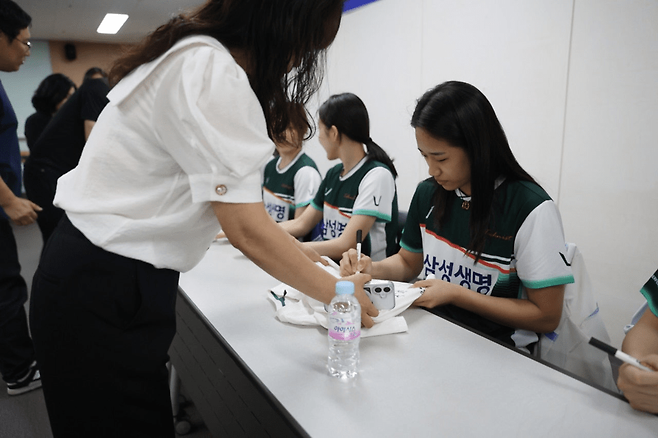 구단이 마련한 팬 사인회에 참석한 안세영, 삼성생명 제공