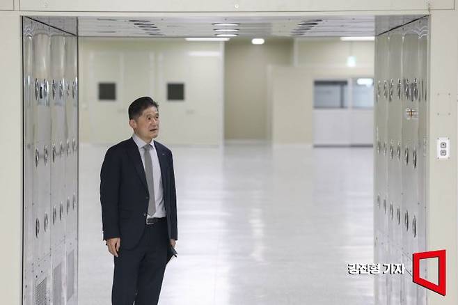 배채윤 LS일렉트릭 선행기술연구단장이 20일 충남 LS일렉트릭 천안DC팩토리에서 DC배전용 제조라인 클린룸에 대해 설명하고 있다. 강진형 기자