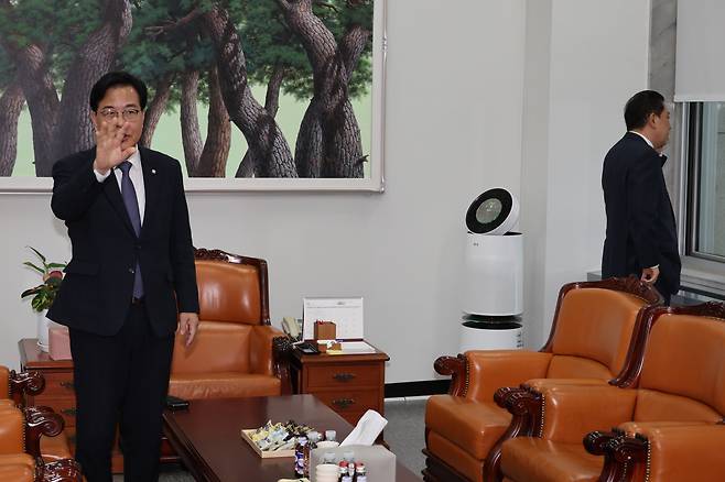 더불어민주당 김병기(오늘쪽) 원내대표와 국민의힘 송언석(왼쪽) 원내대표가 25일 서울 여의도 국회에서 대장동 사건 항소포기 여야 국정조사 등 쟁점에 대해 협상하기 위해 만나고 있다. /연합뉴스