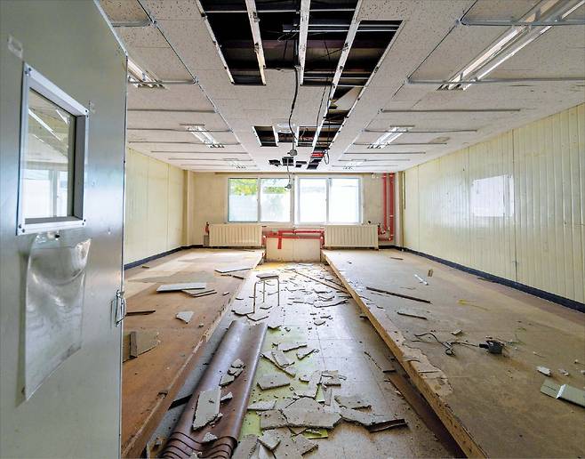 화천 27사단 떠난 후… 폐허 된 생활관 - 군 부대가 떠난 이후 강원도 화천군의 모습. 육군 27사단 장병들이 쓰던 생활관은 천장의 석고보드가 깨진 채 방치돼 있다. /김지호 기자