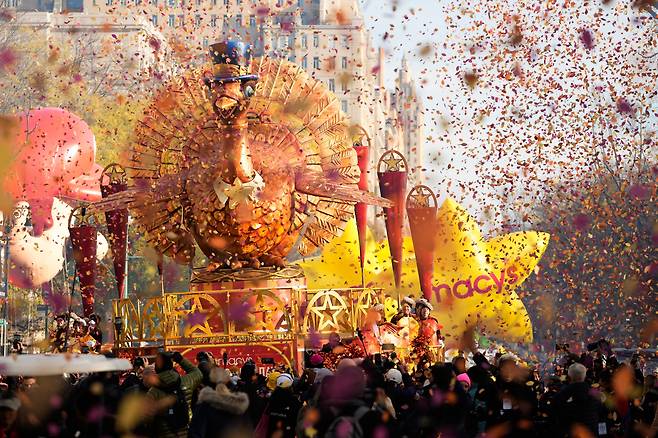 27일 뉴욕 센트럴파크 인근에서 열린 메이시스 백화점 추수감사절 퍼레이드에서 칠면조 모형의 구조물이 행진을 하고 있다. /AP 연합뉴스