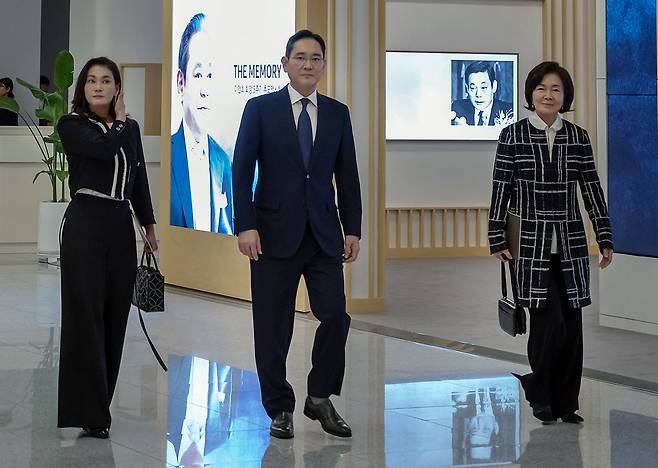 이재용 삼성전자 회장과 홍라희 전 삼성미술관 리움 관장, 이서현 삼성복지재단 이사장이 지난 2023년 '이건희 선대회장 3주기 추모 음악회'에 참석한 모습/뉴스1