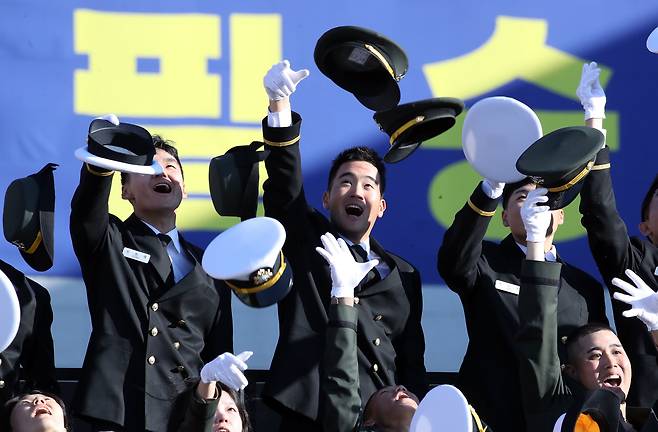 28일 오후 경남 창원 진해구 해군사관학교에서 이재용 삼성전자 회장의 장남 이지호(24)씨가 139기 해군; 해병대 사관후보생 수료 및 임관식이 열에서 동기들과 모자를 던지며 자축하고 있다. /창원=김동환 기자