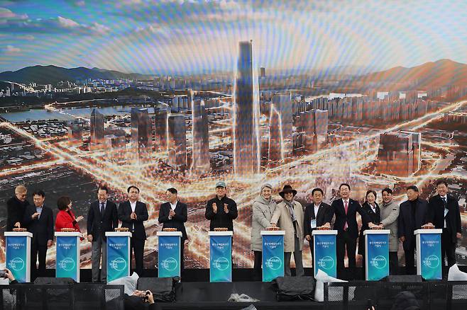 오세훈 서울시장이 27일 서울 용산국제업무지구 기공식에서 정정래 한국철도공사 사장직무대행, 국민의힘 권영세 의원 등 참석자들과 기념촬영하고 있다./연합뉴스