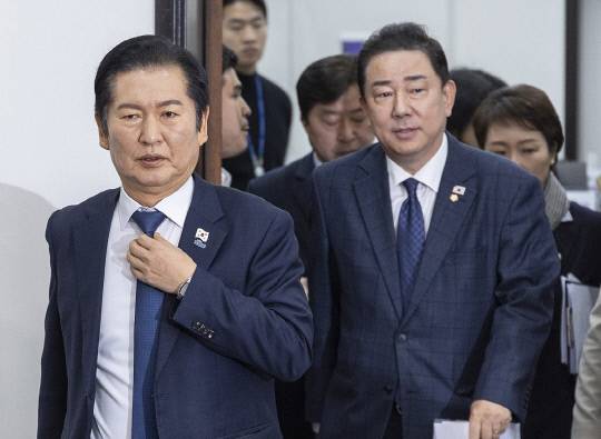 더불어민주당 정청래 대표와 김병기 원내대표가 24일 국회에서 열린 최고위원회의에 입장하고 있다. 연합뉴스