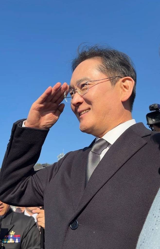 이재용 회장이 28일 해군 학사사관후보생 139기 임관식에서 참석해 이지호씨의 경례를 받고 있다.ⓒ데일리안 정인혁 기자
