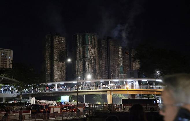 27일 홍콩 북부 타이포 구역의 아파트 단지 웡 푹 코트(Wang Fuk Court) 화재 현장에서 소방대원들이 잔불 진화 작업을 이어가고 있다. 2025.11.27/뉴스1