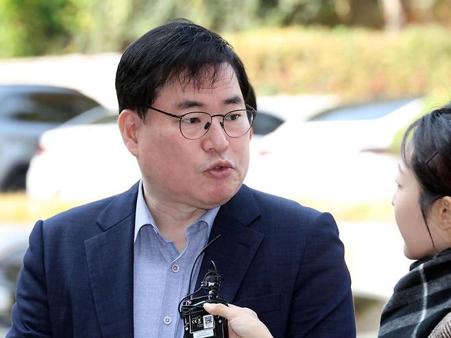 대장동 개발 비리 의혹으로 재판에 넘겨진 유동규 전 성남도시개발공사 사장 직무대리가 지난달 31일 서울 서초구 중앙지법에서 열린 1심 선고공판에 출석하며 입장을 밝히고 있다. (공동취재) 뉴시스