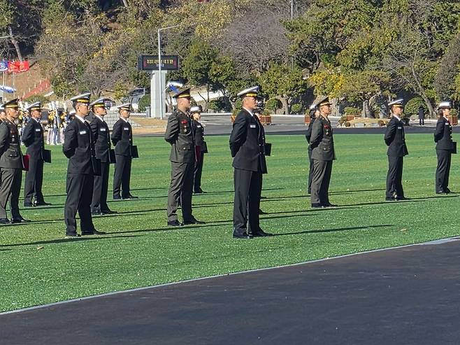 이재용 삼성전자 회장의 장남 이지호씨가 28일 경남 창원시 진해구에 위치한 해군사관학교에서 해군사관후보생 임관식에 참석해 기수 대표로 서 있다. 공동취재단