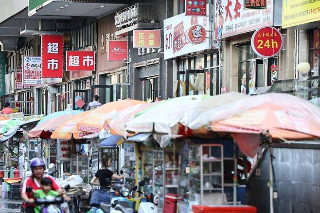 캄보디아 프놈펜 거리. 중국어와 크메르어가 혼재된 간판들이 붙어 있다. 뉴스1