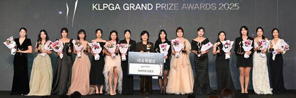 11월 28일 그랜드 인터컨티넨탈 서울 파르나스에서 개최된 '2025 KLPGA 대상 시상식'에서 '국내특별상'을 수상한 여자골프 선수들. (왼쪽부터) 박보겸, 이예원, 박현경, 정윤지, 이가영, 노승희, 고지우, 황유민, 홍정민, 성유진, 이다연, 방신실, 유현조, 배소현 프로. 사진제공=KLPGA (사진을 무단으로 사용하지 마십시오.)