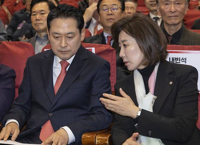 국민의힘 장동혁 대표(왼쪽)와 나경원 의원이 2025년 11월26일 국회 의원회관에서 열린 ‘독립외교 40년: 이승만의 외로운 투쟁\' 시사회에서 대화하고 있다. 연합뉴스