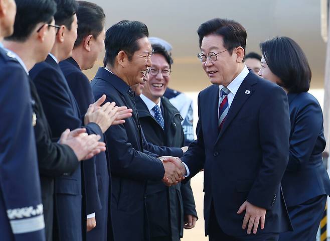 주요 20개국(G20) 정상회의 참석을 계기로 아프리카·중동 4개국 순방을 마친 이재명 대통령이 2025년 11월26일 성남 서울공항에 도착해 더불어민주당 정청래 대표와 악수하고 있다. 연합뉴스