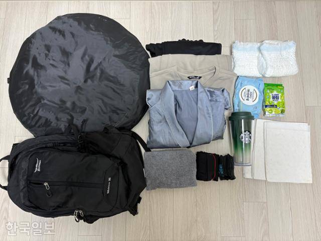 24시간 최중증 발달장애 통합돌봄서비스 이용자인 은우씨의 야외 활동 시, 전담 직원이 지참하는 물품들. 전담 직원은 은우씨가 야외에서 갑자기 옷을 벗거나 배변을 했을 때를 대비해 간이 샤워 부스, 실크소재 잠옷, 여벌 속옷, 물티슈 등을 가지고 다닌다. 별빛정원 제공