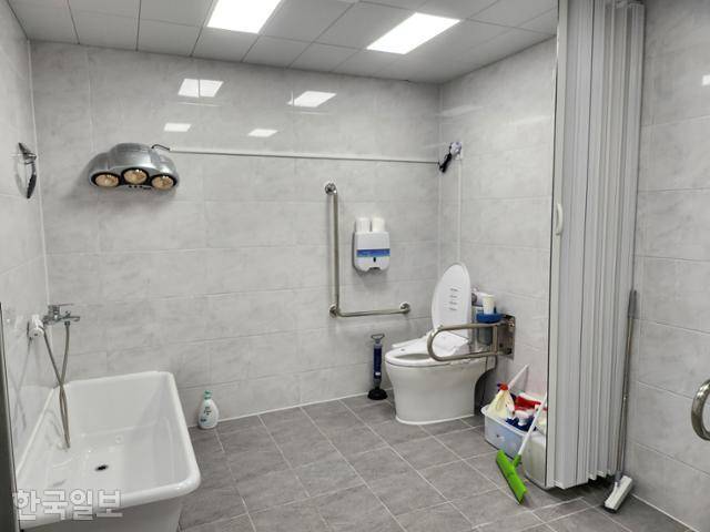 경기 수원 ‘경기도 최중증 발달장애인 통합돌봄센터’. 센터는 숙소와 별도로 내부에 식당과 언제든지 목욕도 할 수 있는 화장실을 완비하고 있었다. 원다라 기자