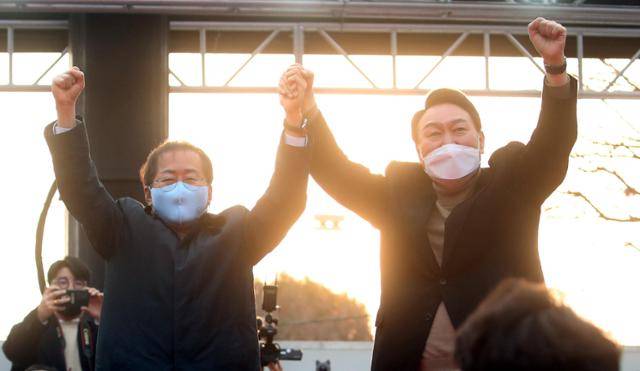 제20대 대선 국면이었던 2022년 3월 4일 대구 달서구 두류공원에서 열린 국민의힘 유세 도중 윤석열(오른쪽) 전 대통령(당시 국민의힘 대선 후보)이 홍준표 전 대구시장(당시 국민의힘 의원)의 손을 잡고 두 팔을 들어 올리고 있다. 대구=오대근 기자