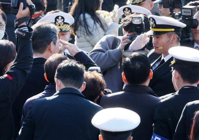 이재용 삼성전자 회장과 홍라희 삼성미술관 리움 명예관장이 장남 이지호 소위의 거수경례를 받고 있다. 뉴스1