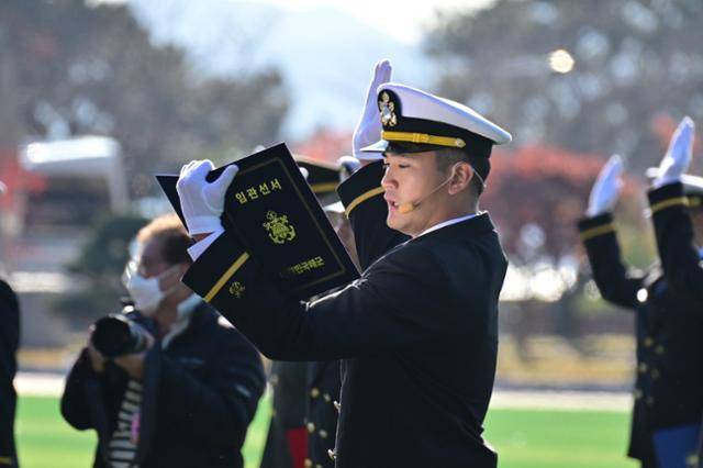 이지호 소위가 기수 대표로 임관 선서를 하고 있다. 연합뉴스