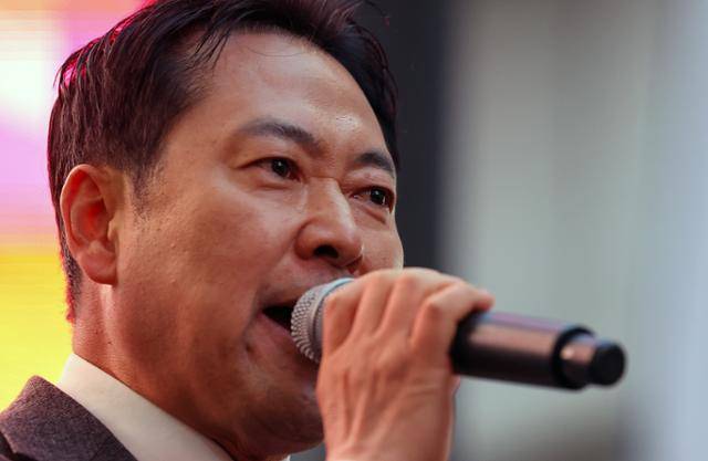 장동혁 국민의힘 대표가 28일 대구 중구 CGV대구 한일 앞에서 열린 민생회복 법치수호 대구 국민대회에서 발언하고 있다. 뉴시스