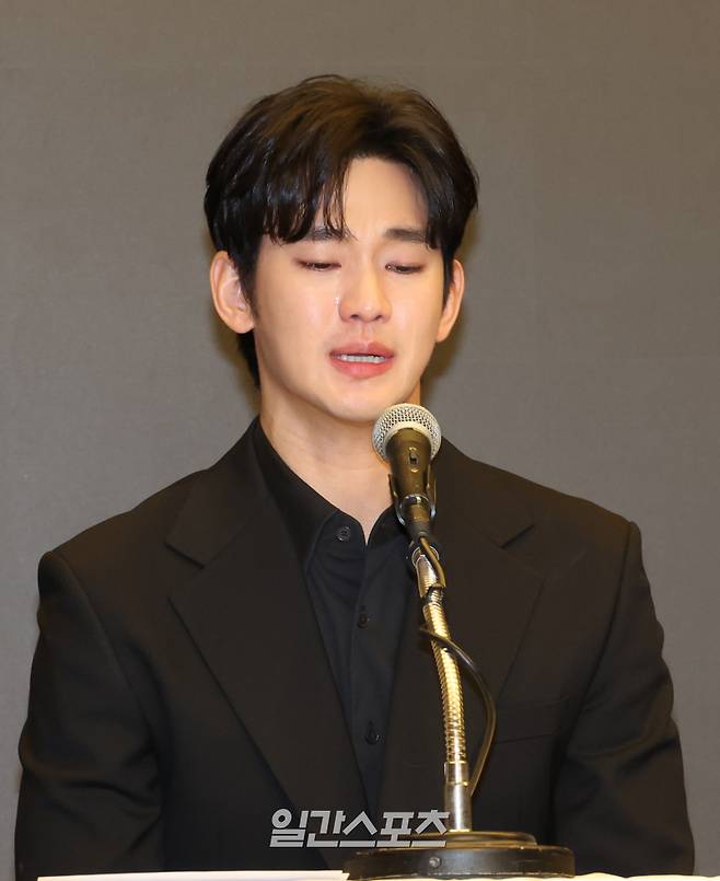 미성년자였던 고(故) 김새론과 교제했다는 의혹을 받고 있는 배우 김수현이 31일 오후 서울 마포구 스탠포드호텔에서 소속사 법률대리인 법무법인 엘케이비앤파트너스 김종복 변호사와 함께 기자회견을 했다 김수현이 입장을 얘기하고있다. 정시종 기자 capa@edaily.co.kr /2025.03.31.