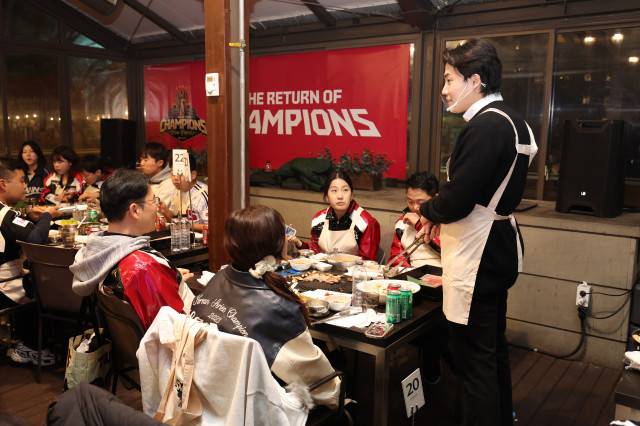 임찬규가 27일 곤지암 리조트에서 열린 우승 공약 행사에서 팬들에게 직접 고기를 구워주고 있다. 사진=LG 제공