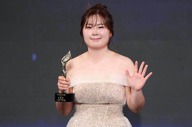 <yonhap photo-3867=""> 기념촬영하는 홍정민 (서울=연합뉴스) 김성민 기자 = 28일 서울 강남구 그랜드 인터컨티넨탈 파르나스 호텔에서 열린 'KLPGA 대상 시상식에서 상금왕을 수상한 홍정민이 기념촬영을 하고 있다. 2025.11.28 ksm7976@yna.co.kr/2025-11-28 18:31:17/ <저작권자 ⓒ 1980-2025 ㈜연합뉴스. 무단 전재 재배포 금지, AI 학습 및 활용 금지></yonhap>