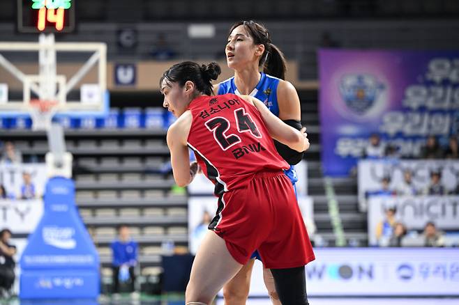 <yonhap photo-4051="">(아산=연합뉴스) 18일 충남 아산 이순신 체육관에서 열린 2024-2025여자프로농구 챔피언결정전 2차전 아산 우리은행과 부산 BNK의 경기. BNK 김소니아와 우리은행 김단비가 힘겹게 몸싸움하고 있다. 2025.3.18 [한국여자농구연맹 제공. 재판매 및 DB 금지] coolee@yna.co.kr/2025-03-18 20:07:37/ <저작권자 ⓒ 1980-2025 ㈜연합뉴스. 무단 전재 재배포 금지, AI 학습 및 활용 금지></yonhap>