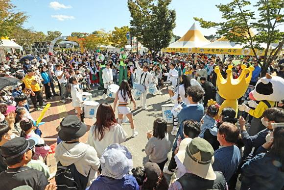 임실N치즈축제 공연장을 찾은 인파 [사진=임실군 ]