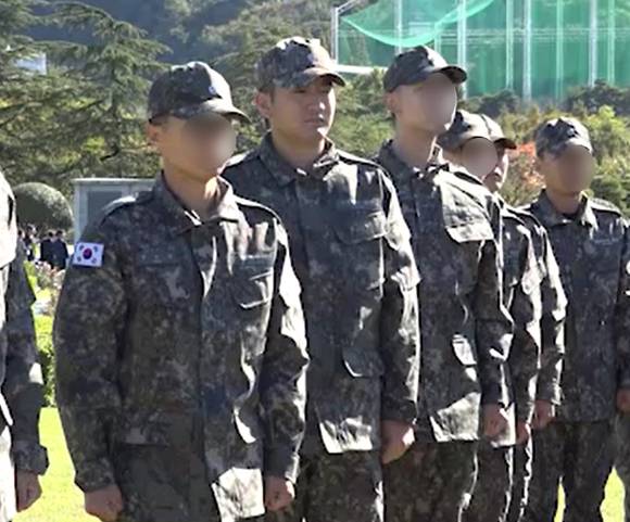 이재용 삼성전자 회장 장남인 이지호(24) 씨 등 제139기 해군 사관 후보생들이 장교 훈련을 받는 모습 일부가 해군에 공개됐다. 사진은 이씨 등이 국방과 관련된 현장을 탐방한 모습. 2025.11.25 [사진=해군 홈페이지 캡처/연합뉴스]