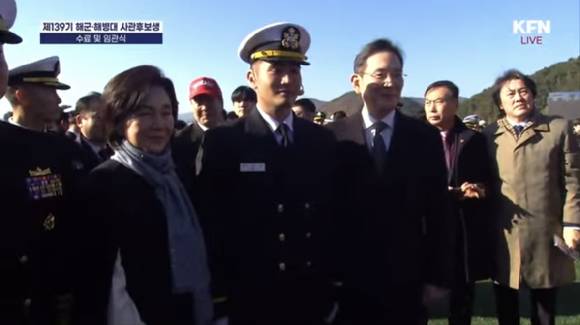 이재용 삼성전자 회장과 홍라희 리움미술관 명예관장이 이지호 신임 소위의 28일 오후 경남 창원시 진해구 해군사관학교 연병장에서 열린 제139기 해군·해병대 사관후보생 수료 및 임관식이 끝난 뒤 기념촬영을 하고 있다. [사진=국방홍보원 KFN 공식 유튜브 캡처]