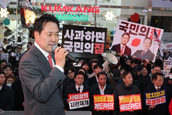 국민의힘 장동혁 대표가 28일 대구 중구 동성로에서 열린 민생회복 법치수호 국민대회에서 발언하고 있다. [사진=연합뉴스]