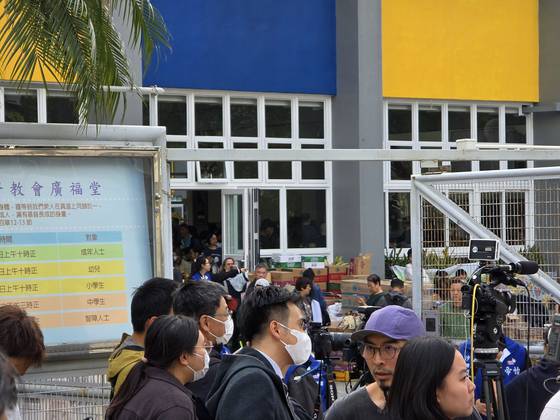 화재 발생 만 하루가 지난 홍콩 타이포 대형 화재 현장 인근 초등학교에 이재민 임시 숙소가 설치됐다. 홍콩=이도성 특파원