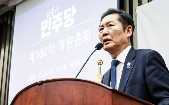 정청래 더불어민주당 대표가 27일 오후 국회에서 열린 의원총회에 참석해 발언하고 있다. 김성룡 기자