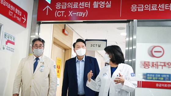 지난해 9월 4일 당시 윤석열 대통령이 경기 의정부 권역응급의료센터인 가톨릭대 의정부성모병원을 방문해 응급의료 상황을 점검 하고 있는 모습. 사진 대통령실