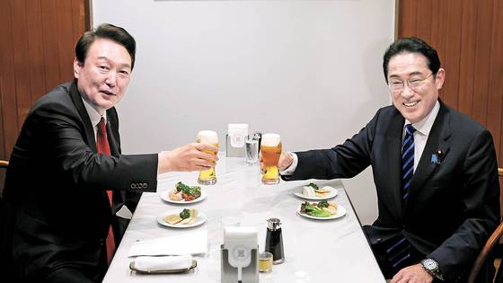 2023년 3월 16일 당시 윤석열 대통령과 기시다 후미오 일본 총리가 일본 도쿄 긴자의 오므라이스 노포에서 친교의 시간을 함께하며 생맥주로 건배하고 있다. 연합뉴스
