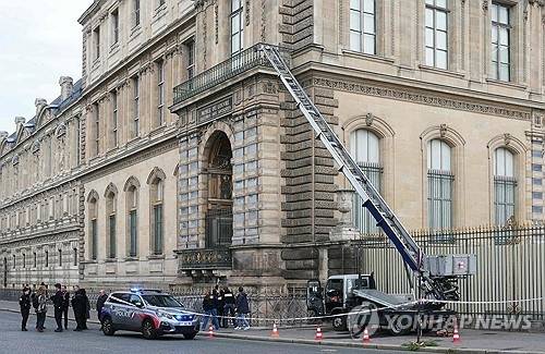 ▲ 사다리차 타고 루브르 박물관 침입, 보석 털어간 4인조 [AFP 연합뉴스 자료사진]