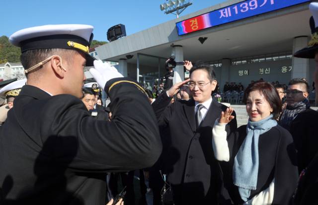 ▲ 28일 오후 경남 창원시 진해구 해군사관학교 연병장에서 열린 제139기 해군·해병대 사관후보생 수료 및 임관식에서 이재용 삼성전자 회장과 홍라희 리움미술관 명예관장이 이지호 신임 소위에게 경례를 받고 있다. 연합뉴스