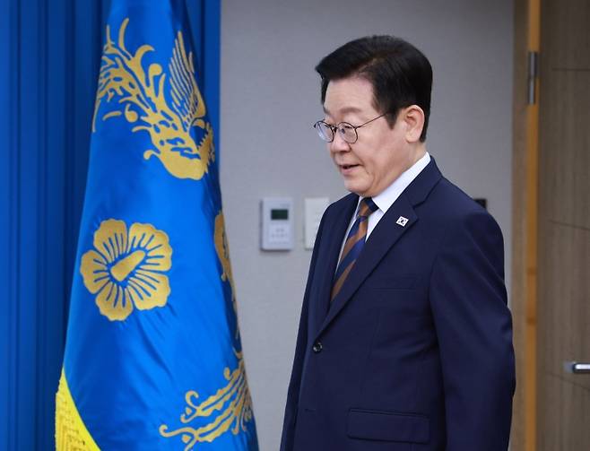 ▲ 이재명 대통령이 27일 서울 용산 대통령실에서 열린 수석보좌관회의에 입장하고 있다 [연합뉴스]&nbsp;