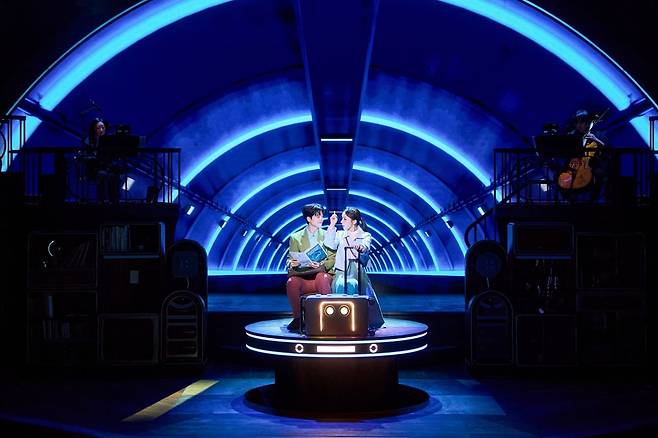 뮤지컬 '어쩌면 해피엔딩' 10주년 공연의 한 장면. 클레어(박진주 분)와 올리버(전성우 분)가 제주도로 여행을 떠나고 있다./사진=NHN링크