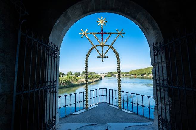 〈La Porte des Navigateurs〉(2025). 장-미셸 오토니엘 개인전 《오토니엘 코스모스 혹은 사랑의 유령》 전시전경. 프랑스 아비뇽 다리, 2025. / 사진. ⓒ Olivier Tresson - Avignon Tourisme/국제갤러리