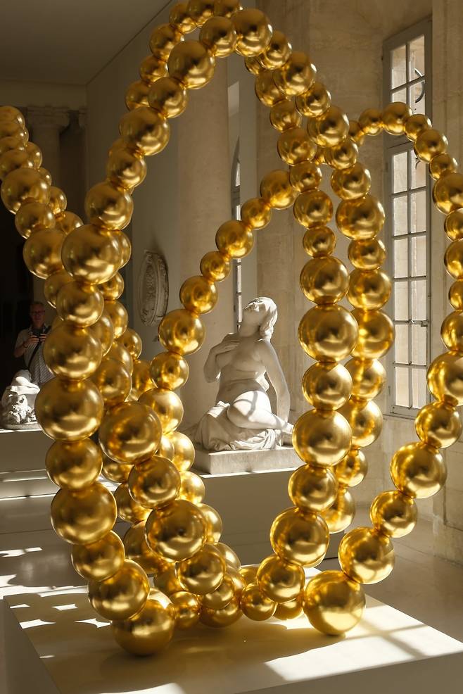 〈Gold Lotus〉(2024). 장-미셸 오토니엘 개인전 《오토니엘 코스모스 혹은 사랑의 유령》 전시전경. 프랑스 아비뇽 칼베 미술관, 2025. / 사진. ⓒ Olivier Tresson - Avignon Tourisme/국제갤러리