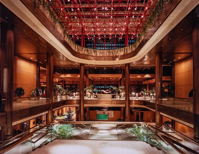 <힐튼서울 자서전>의 아트리움. 피크닉 제공, 사진_임정의